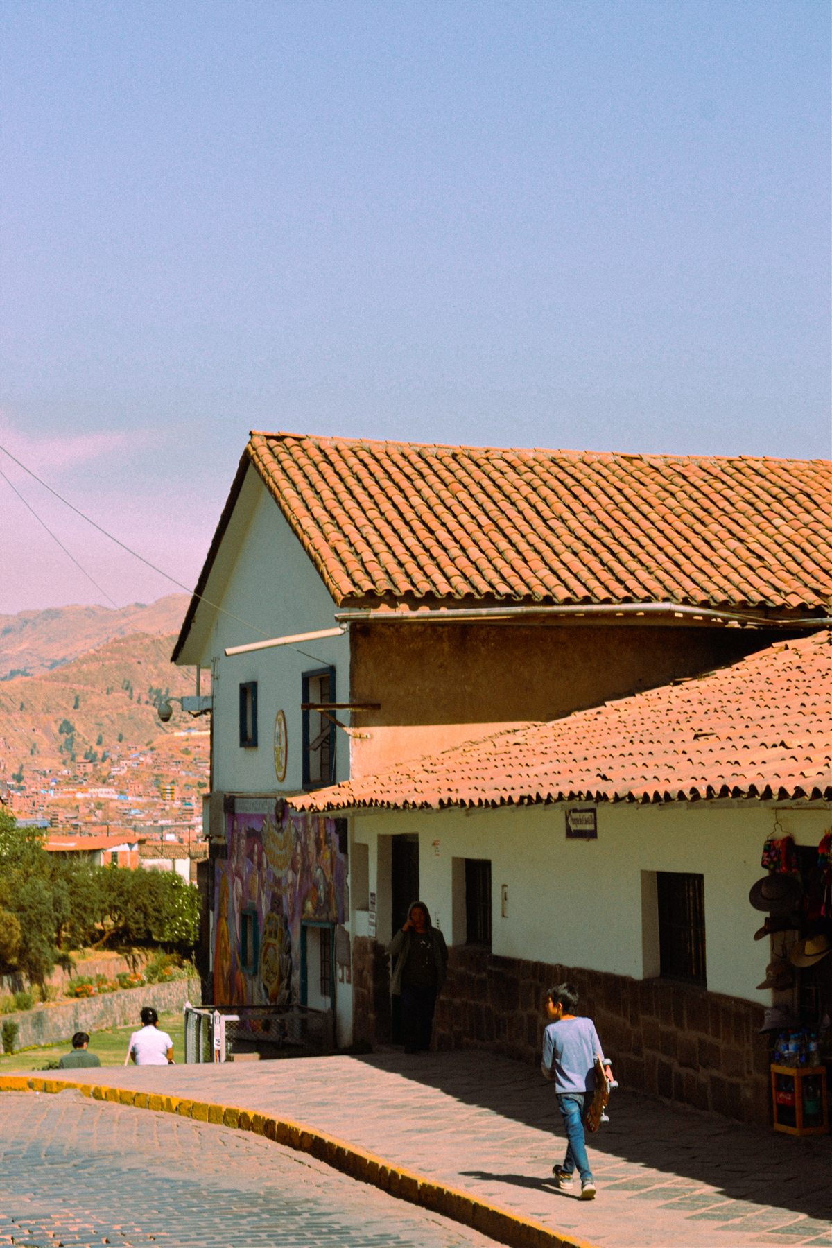 Calle empedrada en Cusco al atardecer