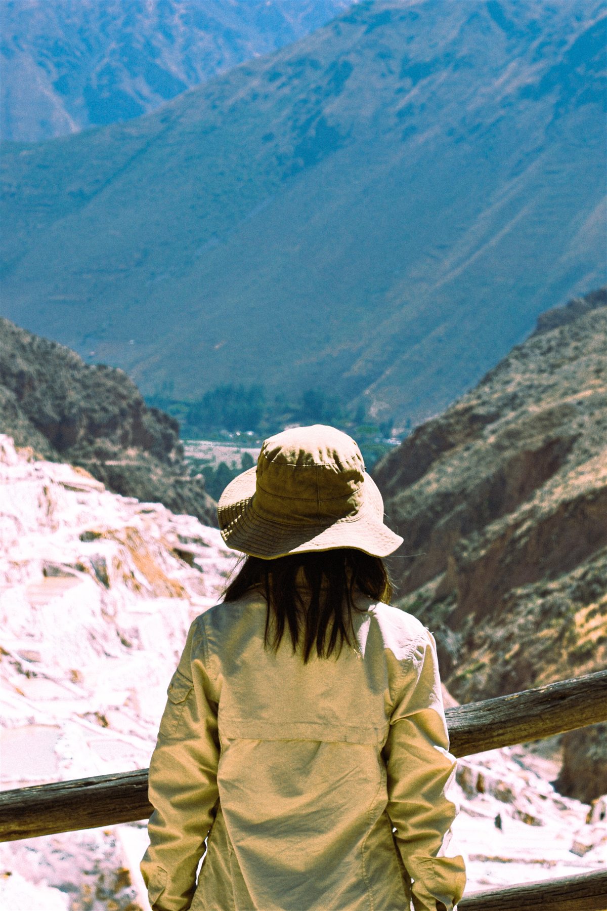 Mirando las salineras de Maras, Perú