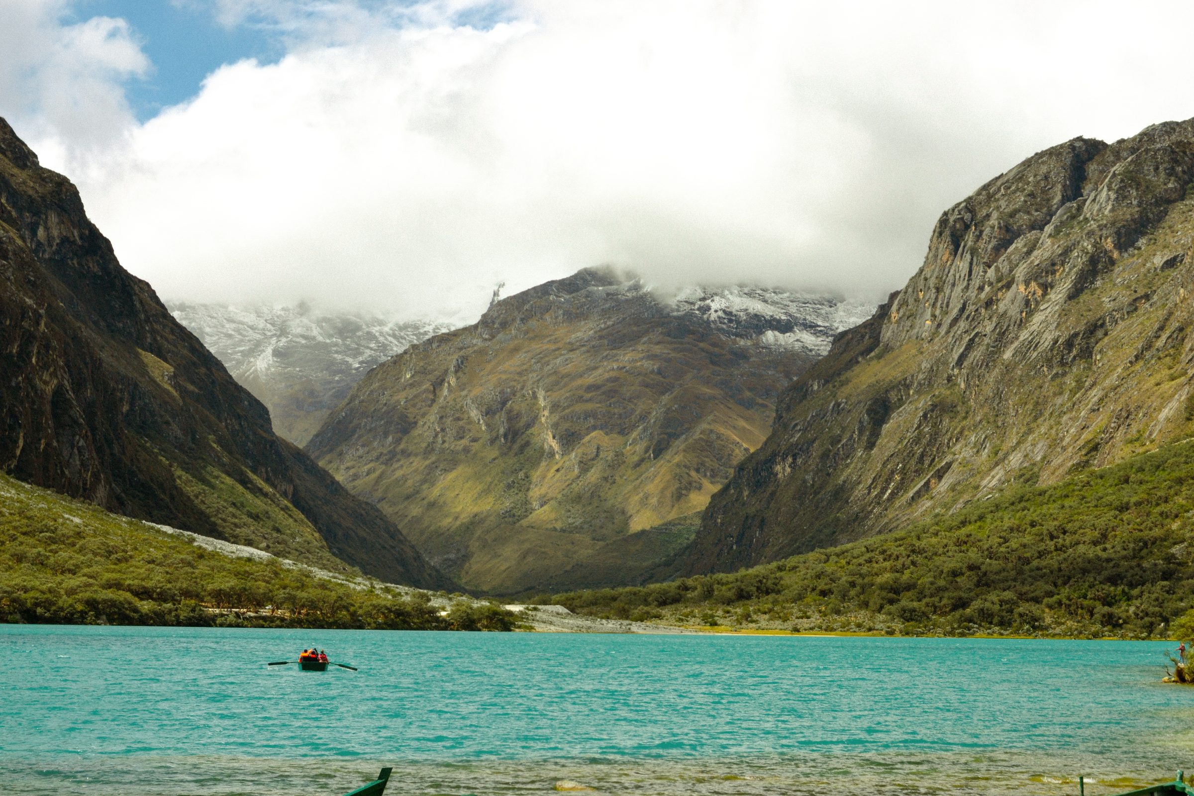 Laguna y montañas de la Cordillera, uno de los paisajes que conecta Proyecto Raíces
